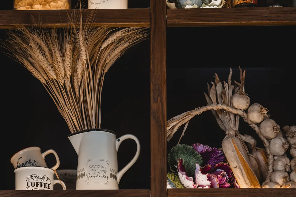 Details on the shelves